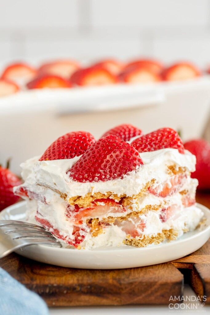 This image has an empty alt attribute; its file name is strawberry-icebox-683x1024.jpg